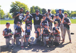 1ère rangée (de gauche à droite - joueurs) Parker Hitz, Louis Gagnon, Jackson Mousseau, Emery Tavarez, Anthony Vallières, Antoine Archambault. 2e rangée (de gauche à droite) Henry Tavarez (entraîneur), Jonathan Hitz (entraîneur), Joey Mousseau (entraîneur-en-chef), Luka Frost, Diego Saavedra, Frank Larouche (entraîneur), Olivier Larouche, Alain Gagnon (entraîneur) et Vincent Pellerin. Absents de la photo : Emilio Saavedra (entraîneur) et Theo Papineau (joueur)