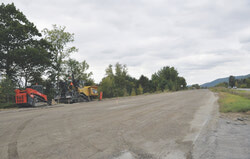 De la machinerie lourde est toujours présente aux abords de la route 148 après que le gouvernement a brusquement interrompu le projet de réasphaltage. 