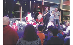 Distribution de cadeaux de Noël aux jeunes en difficulté. Photo : Page Facebook Club Optimiste de Gatineau Inc.