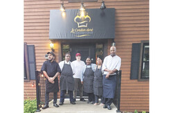 Quelques membres de la brigade culinaire du Cordon doré restaurant-bistrot. De gauche à droite : Sanil, Oodith, Maximilien, Roma, Munishka et Rommel. Crédit photo : Gracieuseté