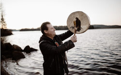 La conférence de Mike Paul Kuekuatsheu à Gatineau offrira une exploration immersive de l’histoire, de la culture et de la spiritualité des Innus, mettant en lumière le lien sacré entre ce peuple et le caribou, aujourd’hui en voie d’extinction. Crédit photo : Gracieuseté de Mike Paul Kuekuatsheu