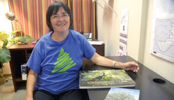 Suzanne Hardy décrivant l'étude arboricole. (LR) – Suzanne Hardy describes the arboreal study(LR) Photo: LR