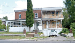 Le 6, rue Front est situé devant l’auberge Symmes, un immeuble patrimonial classé qui bénéficie d’une aire de protection. Photo: LRC