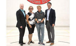 M. Gilles Chagnon, commissaire de la circonscription 1, Mme Chantale Laberge, directrice de l’École internationale du Village, Mme Marie-Christine Demers, bénévole honorée et M. André Fortin, député de Pontiac.	Photo: CSPO