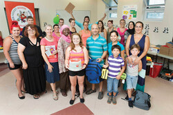 De gauche à droite, sur la première rangée,
Carol Anne Duval, Carole Duval, Ghislaine Asselin (Ville de Gatineau), Aminata Amy-Touré, Zoé Legendre, Luis Giraldo, Carolina Penegos, Camilo Giraldo, Karin Hoefsmit, Connor Hoefsmit
À l’arrière,
Luc Boyer (Accès-Hockey), Nathalie Martineau, Jason Noble, Karina Machado, Claudia Piticco-Racette, Yannick Boulay, Josée-Amanda Comeau, Karine Richard, Joanne Durocher-Comeau, Wahiba Bourak
Photo:
Nathalie Martineau