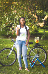 Fritzlande Legrand pose avec un de ses vélos à smoothies. 
Courtoisie: Fritzlande Legrand