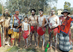Daniel Richer et Julia Dudley qui posent avec la tribu aborigène des Yorta Yorta à la cérémonie d’ouverture de la compétition. Courtoisie de Daniel Richer
