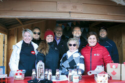 Julie Trudel (Associé Chocolat Favoris Aylmer), Serge Parent (Fondateur du Défilé du Père Noel),Audrey Bureau (Conseillère municipale), Chantal Leblanc-Bélanger (Centre alimentaire d’Aylmer et Vice-présidente APICA), Maxime Pedneaud-Jobin (Maire de Gatineau), Mylène Deneault (Présidente Noel dans le Vieux-Aylmer), Georges Émond (Laiterie de l’Outaouais) Photo : Nicolas Sabourin 