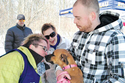 June, un croisement de berger allemand et de boxer, embrasse Chantal Lague de TRCV Animal en guise de remerciement pour s’être fait couper les griffes par celle-ci. Photos: Julie Murray
