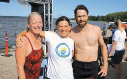 Catherine McKenna, ministre de l’Environnement et du Changement climatique Sentinelle Meredith Brown et Will Amos, député de Pontiac, le 6 août après avoir traversés la rivière des Outaouais à la nage. (LR). 
Photo: Jared Phillips, Ottawa Riverkeeper