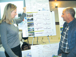 Annie Marcotte, ingénieure en gestion de l’eau et consultante pour Hydro-Québec, explique la dynamique de la lutte contre les inondations à Jean Bellerose, résident de Gatineau, lors d’une récente réunion d’information.Photo: Sam C. Lab