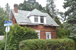 La maison au 99, rue Thomas a été construite vers 1927.	Photo: LRC