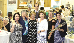 Organisatrices et membres de CWG : Monica Thibault, Francine Verdun, Dorli McCrank, Brenda McGuire et Colinda Dubeau, et Amber Boucher ainsi que Don Valiquette de la Maison funéraire Beauchamp.  Photo : Amanda Russell