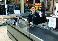 Légende de la photo : Le 20 mars, le Marché Laflamme a installé de grands panneaux de plexiglas aux caisses enregistreuses afin de limiter les contacts sociaux et d’empêcher la propagation de la COVID 19. Pour ceux qui préfèrent ne pas quitter la maison en ce moment, l’épicerie offre un service de livraison à domicile du lundi au vendredi, avec livraison gratuite pour toute commande de 50 $ et plus. Photo : Page Facebook Marché Laflamme