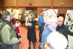 Maude Marquis-Bissonnette, conseillère du quartier du Plateau, discute du projet avec le public, le 20 février. 
Photo : Lily Ryan