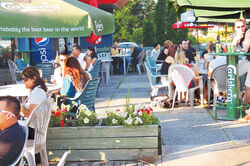 Le Resto Bar Marina est en pleine opération au bord de l’eau.		Photo : Bulletin Archives