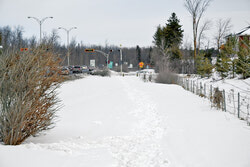 Les résidents d’Aylmer-Nord doivent emprunter ce sentier multiusages enneigé en guise de trottoir le long des Allumettières. 
Photo: LRC