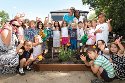 À gauche, Sabrina, une éducatrice du CPE aux Petits Lurons, accompagne un des groupes de jeunes de 4 à 5 ans qui ont participé au projet des jardins. À l'arrière nous retrouvons Khadija, directrice adjointe à la comptabilité et Magalie, une autre éducatrice.
Photo: Richard Perron