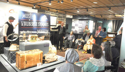 Musée de l’Auberge Symmes et leur enseigne provisoire; la voici lors du dévoilement.