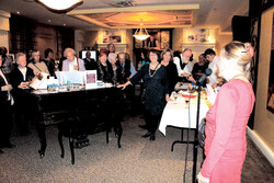 Micheline Lemieux, présidente de l’Association du patrimoine d’Aylmer, s’adresse aux invités lors des célébrations du 40e anniversaire de l’Association, souligné au Monastère d’Aylmer. L’événement a été un franc succès : merci au Monastère d’Aylmer pour le prêt de la salle et pour le vin et fromage servis aux invités.
Photo : Sylvie Filion