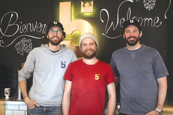Inaugurée officiellement le 14 mai, la nouvelle entreprise de la rue Principale, le 5e Baron, est arrivée pour servir à tous les amateurs de bières artisanales locales leur sélection de bières maison artisanales. Sur la photo, les propriétaires de la brasserie Stephen Washer, Dimitri Carrabin et Jacob Barrette peu avant l’ouverture officielle. Photo : JD Potié