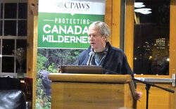 Robert Bateman au ferme Moore le 23 octobre.	Photo : Hélène Périers