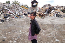L’éditrice Lily Ryan devant un site de tri des déchets, regardant comment les journaux sont traités dans la collecte de déchets locale. 
Photo: DEL