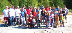 Environ 40 personnes ont assisté à la corvée de nottoyage dans la foret Boucher le 24 septembre. Photo: Denis Groulx