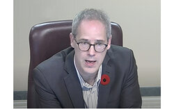 Steve Moran, président du comité exécutif et conseiller du district de Hull-Wright, s’exprimant au sujet de la taxe sur les parcs de stationnement lors de la deuxième journée d'étude du budget 2025, le mardi 5 novembre. Crédit photo : Sophie Demers